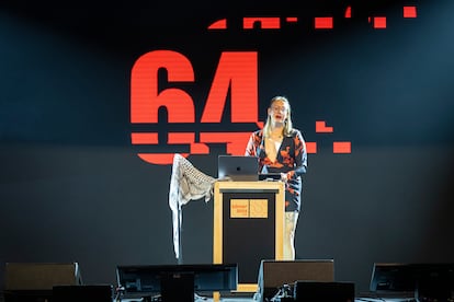 En la imagen, la 'performance' de la artista Sasha Costanza-Chock durante la primera jornada del Sónar 2024.