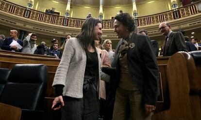 Irene Montero conversa con Magdalena Valerio en el Congreso.   