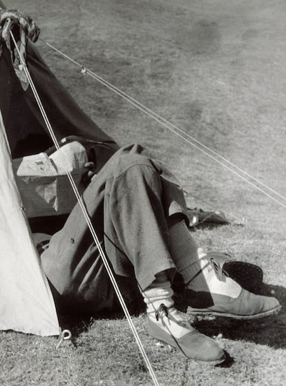 Detalle de un adolescente de acampada echando la siesta en 1930.