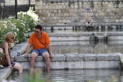 Una pareja se refresca en C&oacute;rdoba el martes, durante la ola de calor.