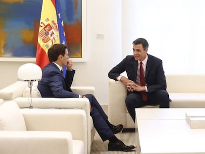 El presidente del Gobierno, Pedro Sánchez, recibe al presidente de Ciudadanos, Albert Rivera, en el Palacio de Moncloa.