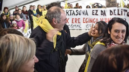 El activista vasco Mikel Zuloaga es recibido a su llegada al aeropuerto de Bilbao.