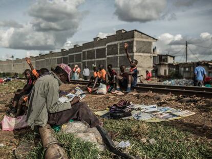 Kibera, el asentamiento informal más grande de África, está situado en Nairobi, capital de Kenia, y en él se estima que viven alrededor de un millón de personas en situación precaria y sin acceso a los servicios más básicos como agua, electricidad o saneamiento.