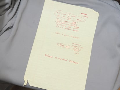 La letra y las notas escritas a mano de "Hotel California", del músico Don Henley de los Eagles, en una tienda de Nueva York.