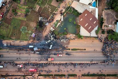 Los bomberos extinguen un incendio provocado a raíz de un accidente de un camión tanque de combustible que ha causado la muerte de, al menos, cinco personas en el centro de Bamako (Mali).