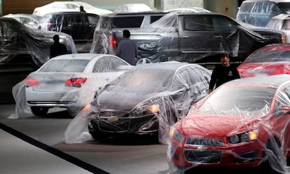 Varios coches de Chevrolet, protegidos con una funda de plástico en Detroit.
