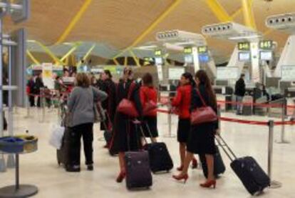 Un grupo de azafatas de vuelo transita por la T4 de Barajas.