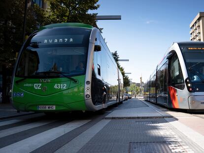 Cerca de 350 millones de viajeros suben cada año a uno de los más de 2.700 vehículos que la compañía tiene en toda España. En la imagen, un autobús y un tranvía de Avanza en Zaragoza.