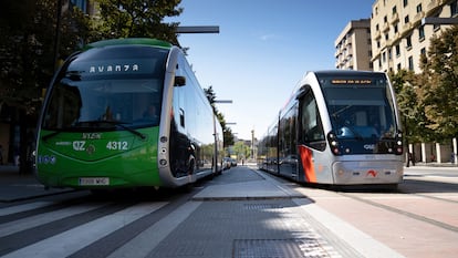 Cerca de 350 millones de viajeros suben cada año a uno de los más de 2.700 vehículos que la compañía tiene en toda España. En la imagen, un autobús y un tranvía de Avanza en Zaragoza.