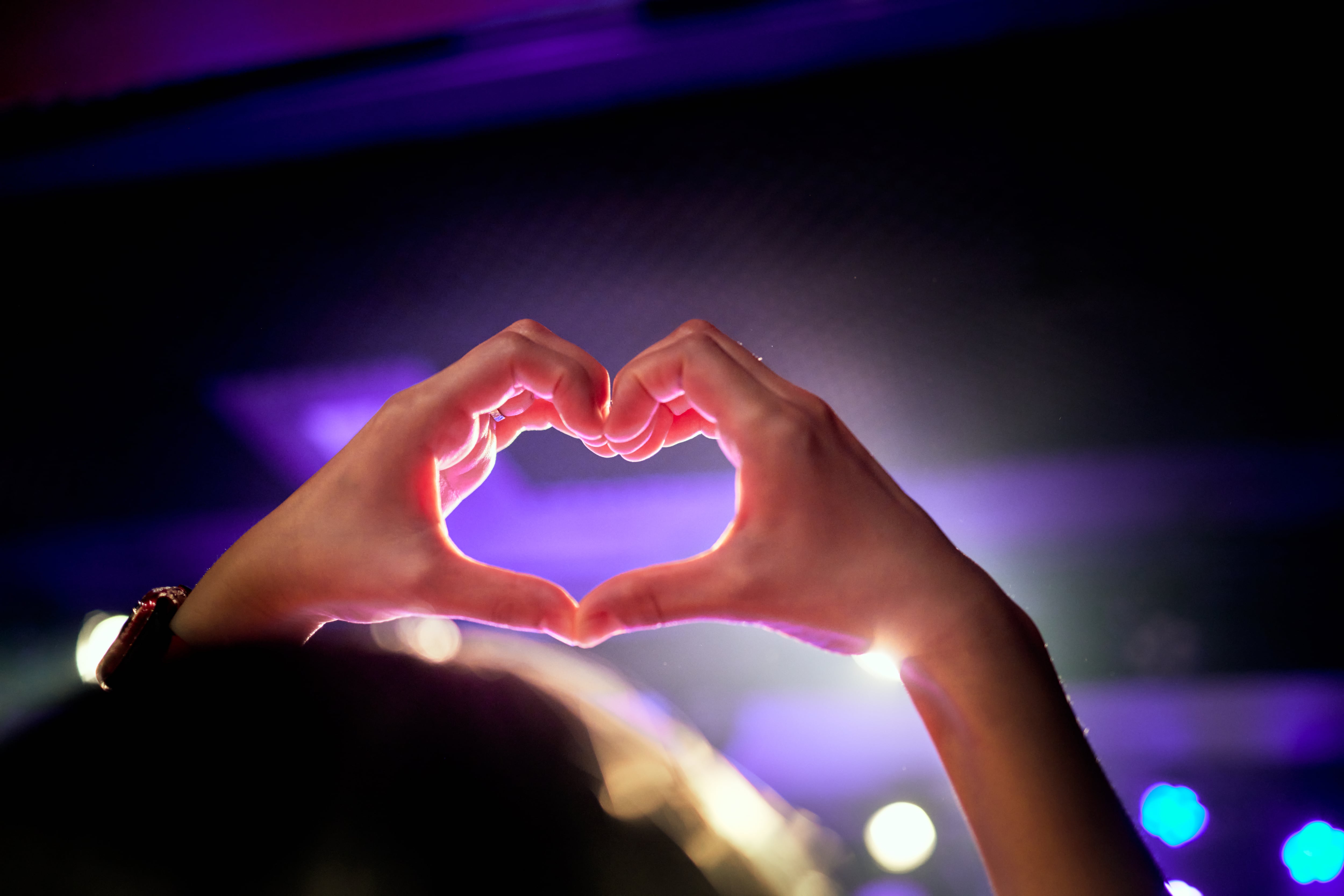 Un símbolo de amor con un corazón hecho con las manos.