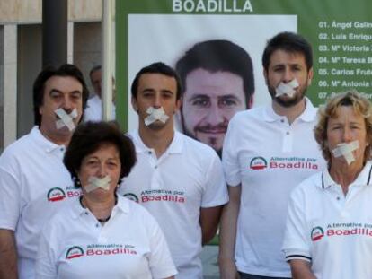 El concejal de Alternativa por Boadilla (APB), Ángel Galindo, en el centro, en un acto de campaña la semana pasada.