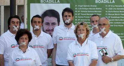 El concejal de Alternativa por Boadilla (APB), Ángel Galindo, en el centro, en un acto de campaña la semana pasada.