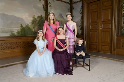 En la fila de abajo, la princesa Estela de Suecia, Ingrid de Noruega y el príncipe Carlos de Luxemburgo. En la de arriba, Amalia de los Países Bajos y Isabel de Bélgica, ambas princesas herederas, este viernes en la cena de gala en Oslo por el cumpleaños de la princesa Ingrid.