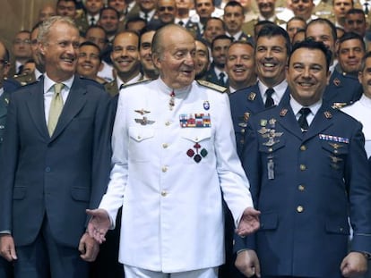 El Rey, junto al ministro de Defensa, Pedro Morenés, durante la clausura del XIV Curso de Estado Mayor de las Fuerzas Armada.
