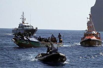 Una barcaza con 105 inmigrantes llega a La Gomera escoltada por una patrullera y una lancha de salvamento.