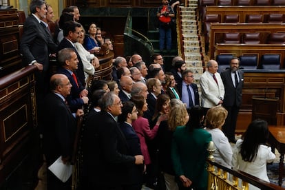 Ramón Tamames con los diputados de Vox tras concluir la sesión y ser rechazada la moción de censura.