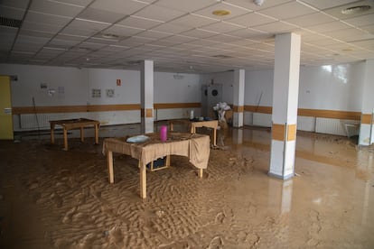 Una de las salas de la residencia inundada, este jueves en Paiporta.