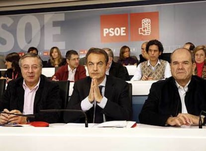 José Luis Rodríguez Zapatero, flanqueado por José Blanco y Manuel Chaves, en el comité federal.