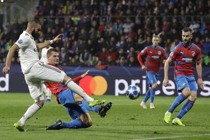 Benzema dispara ante la oposición de la defensa del Viktoria Pilsen.