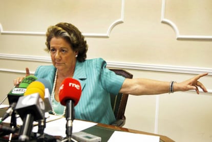 La alcaldesa de Valencia, Rita Barberá, durante la rueda de prensa que convocó para hablar del <i>caso Camps.</i>