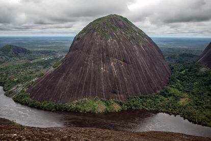 A orillas del río Inírida, los cerros rocosos de Mavicure ("mavi": punta de cerbatana, y "cura", el veneno aplicado al dardo).