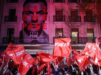 Ambiente en la sede del PSOE en Madrid tras la victoria en las elecciones generales. 