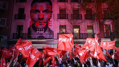 Ambiente en la sede del PSOE en Madrid tras la victoria en las elecciones generales. 