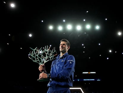 Djokovic posa con el trofeo de campeón, este domingo en París-Bercy.