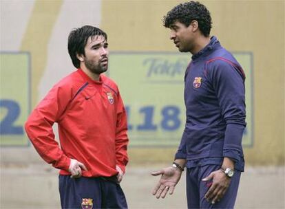 Deco dialoga con Rijkaard durante un entrenamiento