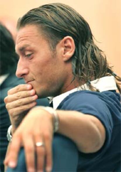 Totti, pensativo, durante su conferencia de prensa de ayer.