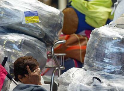 Una viajera ecuatoriana, con gesto de desesperación, en el aeropuerto de El Prat.