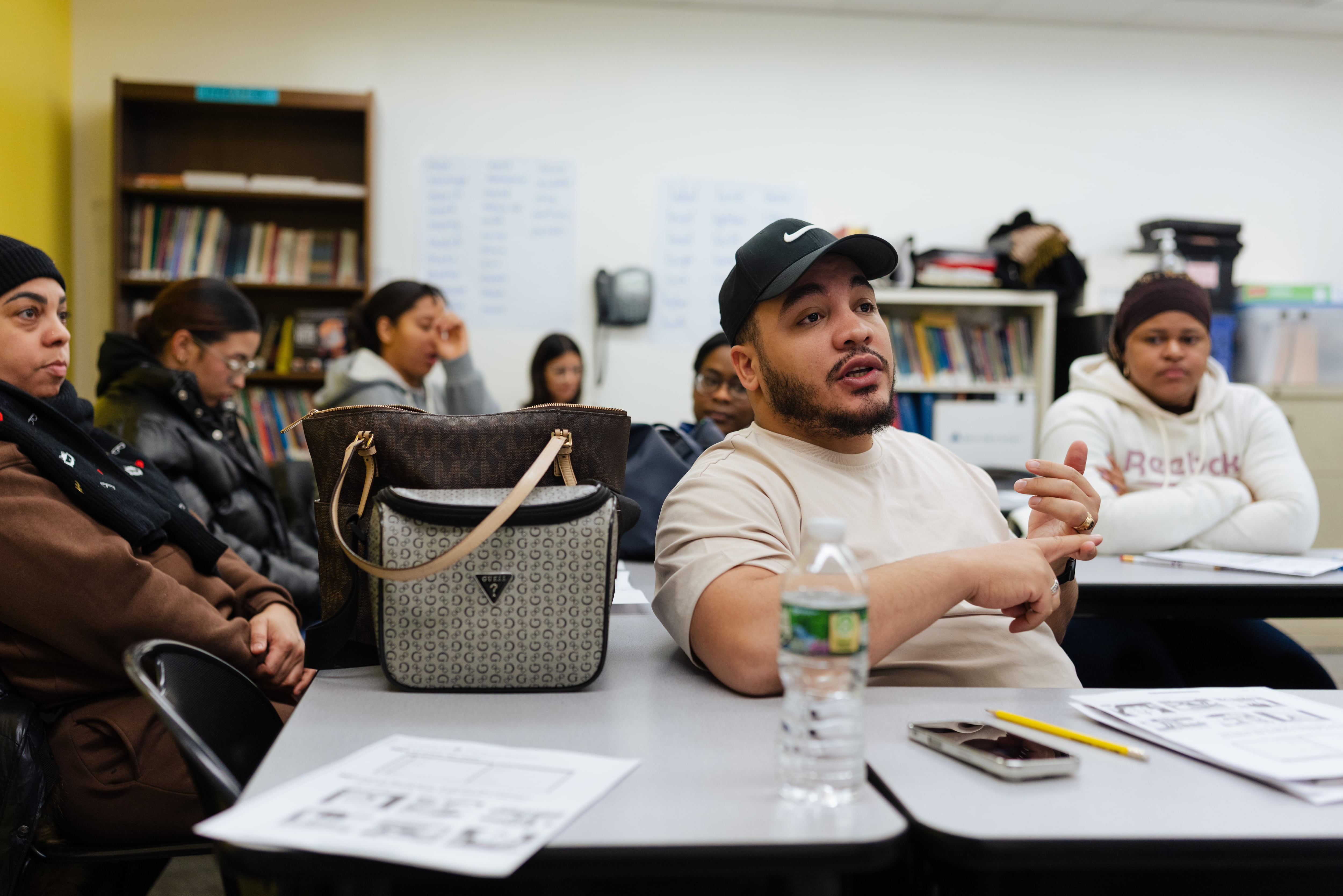 Migrantes comparten sus experiencias alrededor de la salud mental en una clase, el pasado 16 de enero. 