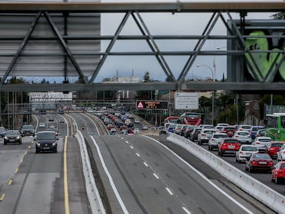 Tráfico en la carretera A-6, en víspera de Reyes, a 5 de enero de 2022, en Madrid (España). La Dirección General de Tráfico (DGT) prevé que de cara al puente de Reyes, se realicen un millón de desplazamientos más respecto a la última Navidad sin pandemia, a pesar de que el viernes es día laborable y por tanto, podría esperarse menos afluencia de viajes. El dispositivo especial de Navidad de la DGT contempla una serie de medidas de regulación, ordenación y vigilancia de tráfico a nivel nacional que estarán en marcha hasta el próximo domingo 9 de enero.
05 ENERO 2022;AUTOVÍA;COCHES;AUTOBUS
Ricardo Rubio / Europa Press
05/01/2022