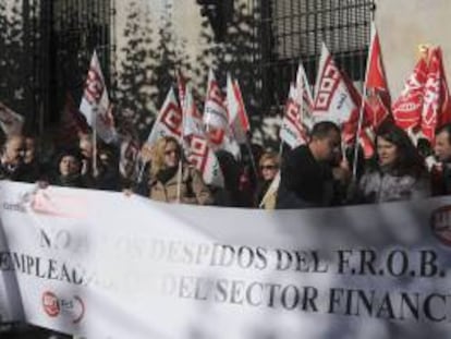 Concentración de sindicalistas de UGT y CC.OO frente a la Subdelegación del Gobierno en León, ante los despidos colectivos planteados en la banca