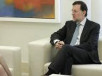 El presidente del Gobierno, Mariano Rajoy, charla con la jefa del Ejecutivo autonómico madrileño, Esperanza Aguirre, a quien ha recibido este martes en el Palacio de la Moncloa