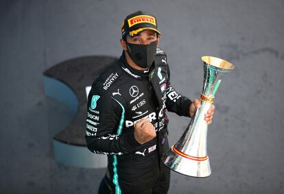 Lewis Hamilton, con el trofeo tras ganar este domingo en Montmeló.