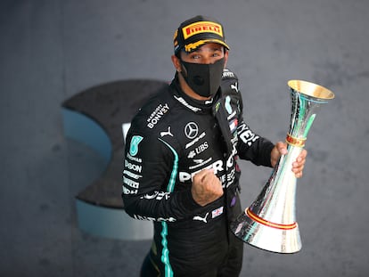 Lewis Hamilton, con el trofeo tras ganar este domingo en Montmeló.