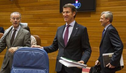 Feijóo (centro) esta mañana en el Parlamento