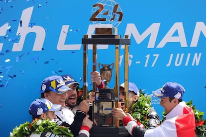 Fernando Alonso, Kazuki Nakajima, Sebastien Buemi, celebran con el equipo Toyota la victoria en el circuito de Le Mans.
