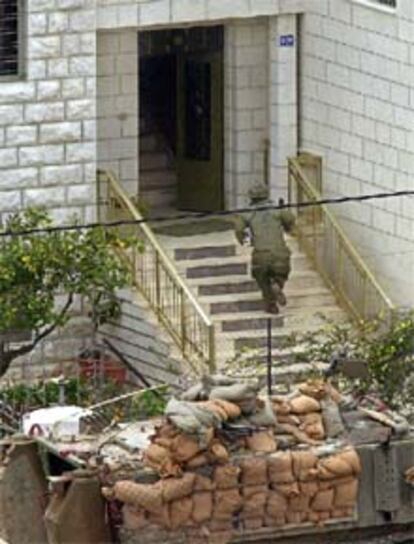 Un soldado israelí entra en una casa de Ramala