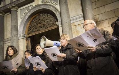 'Cantaires' del Cor de la Protesta en la plaza de Sant Jaume
