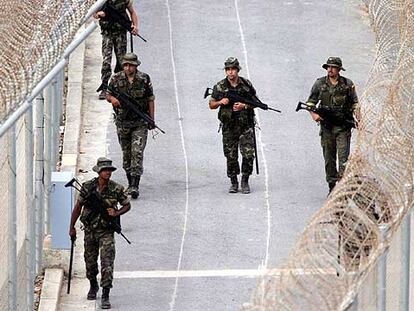 Soldados españoles patrullan la valla fronteriza de Ceuta.