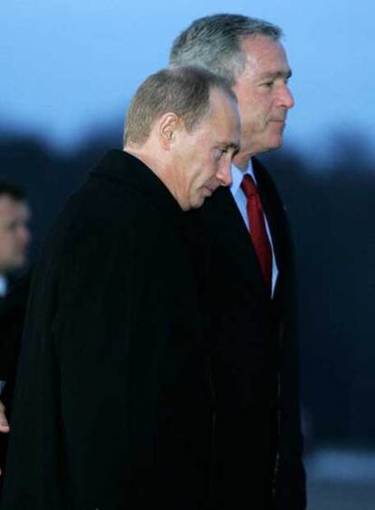 Bush (detrás) y Putin, durante un viaje a Singapur el pasado noviembre.