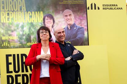 La candidata de ERC, Diana Riba, y Tomàs Molina, número dos de ERC en las listas, durante el acto de inicio de la campaña de las elecciones europeas celebrado en Barcelona, el 23 de mayo.