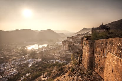 Una muralla del siglo XVIII con cuatro puertas de acceso rodea Bundi, en la región de Hadot del Estado de Rajastán (al noroeste de la India). Situada a una altitud de unos 268 metros sobre el nivel del mar, la ciudad descansa cerca de un estrecho desfiladero y tiene como principales atractivos el palacio de Bundi, el fuerte en forma de estrella de Taragarh, el lago artificial Nawal Sagar o Raniji Ki Baori, su mayor 'baori' o 'stepwell' (pozos de agua), con escalones que descienden hasta 46 metros de profundidad. Más información: <a href="http://www.tourism.rajasthan.gov.in/bundi.html" target="_blank">tourism.rajasthan.gov.in</a>