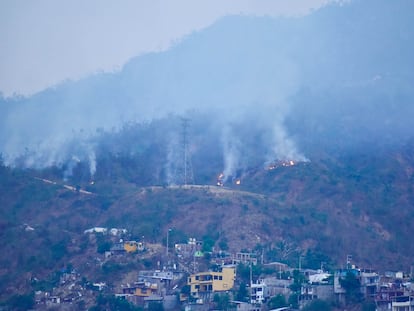 Los incendios alrededor de una torre de alta tensión en Acapulco, el 25 de abril.