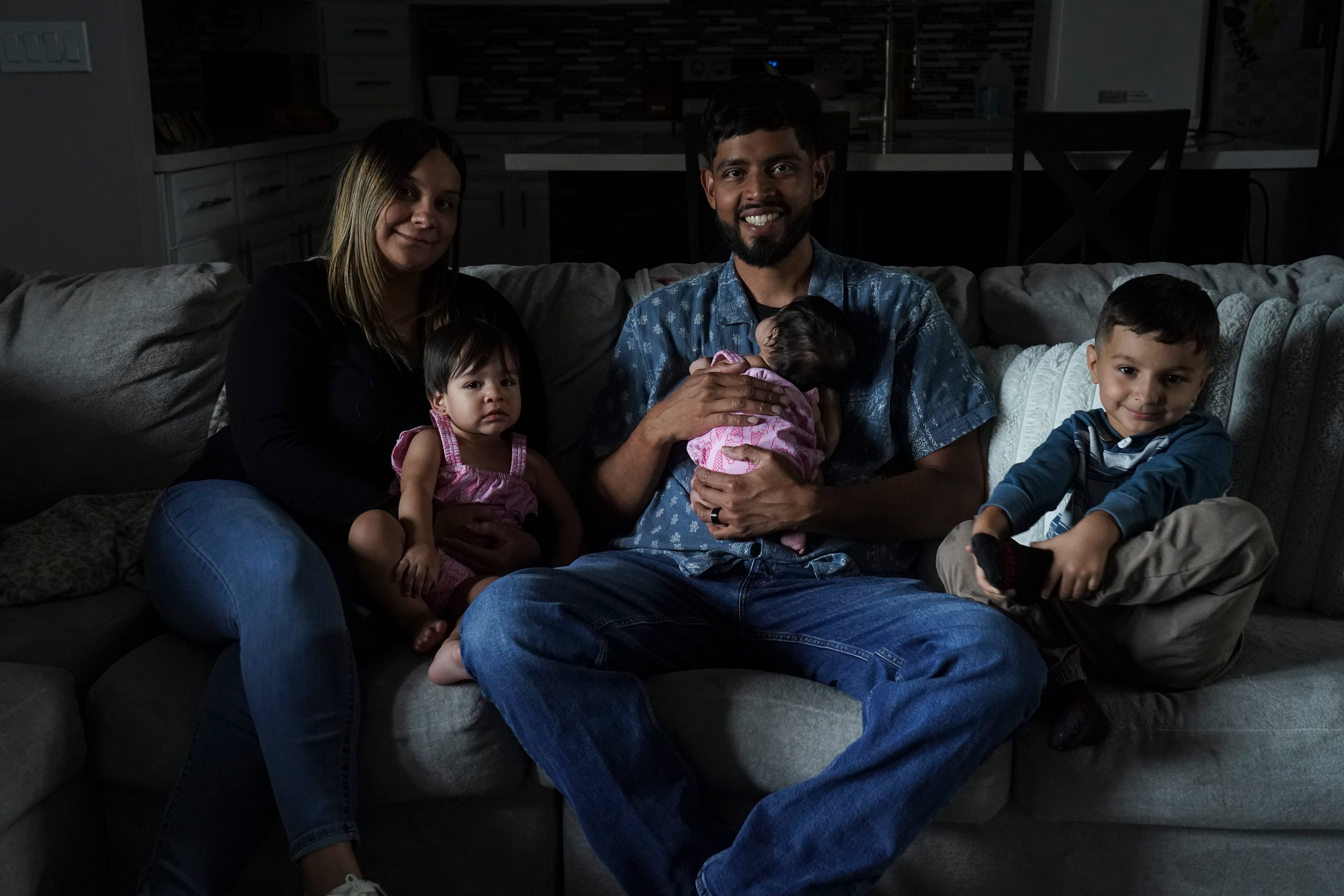Juan Chávez, Stephanie Villarreal y sus hijos Damien, Kalianna y Elianna en su casa en Welsaco, Texas, el 20 de junio de 2026.