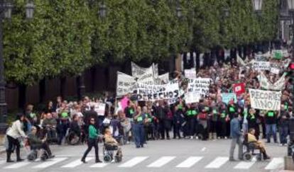 Manifestación de discapacitados, junto a familiares y trabajadores. EFE/Archivo