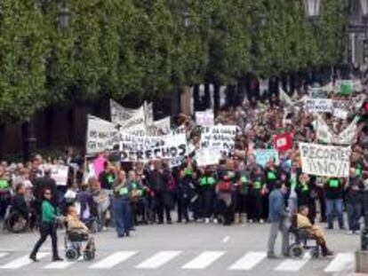 Manifestación de discapacitados, junto a familiares y trabajadores. EFE/Archivo