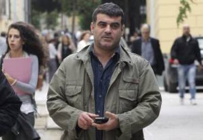 El periodista y editor de la revista griega Hot Doc, Kostas Vaxevanis, a su llegada a la audiencia judicial celebrada en Atenas (Grecia).